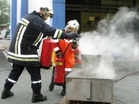 Foto: Der viele Dampf zeigt, dass das Feuer gelscht wurde.