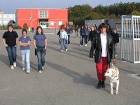 Foto: Fr eine kleine Demonstration geht die Gruppe nach draussen.