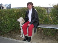 Foto: Führhund Urak hat Josiane Rommes einen Sitzplatz angezeigt.