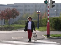 Photo: Josiane Rommes et chien guide Urak montrent comment ils traversent une rue.