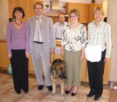 Foto: Roland Welter mit Fhrhund Orfee wird von den Organisatoren der Veranstaltung begrt.