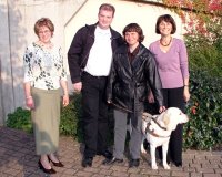 Photo: Josiane Rommes, Matthias Schmitt et chien guide Urak se laisse photographier ensemble avec deux des organisateurs.