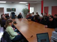 Foto: Die Schler des IDV versammeln sich im Konferenzraum der Blindenfhrhundschule in Woippy.