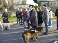 Foto: Nach einer Besichtigung der Rumlichkeiten findet sich die Gruppe auf dem Simulationsfeld der Hundeschule ein.