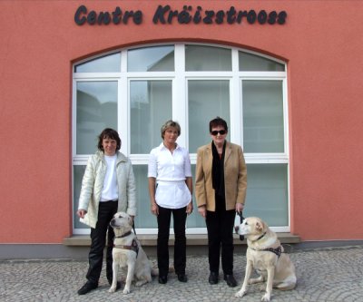 Photo : La prsidente Alix Klein avec deux membres de notre association devant le Centre Culturel