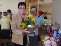 Photo: Notre vice-prsidente Christiane Reyter gagne une composition florale de Pques