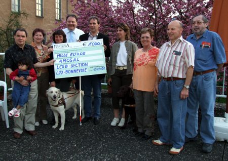 Foto: Gruppenbild bei der Scheckberreichung