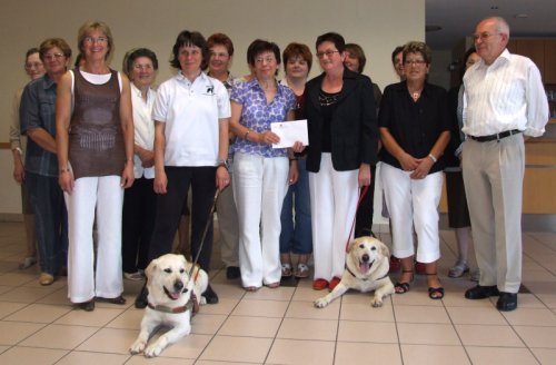 Photo de groupe lors de la remise de chque.