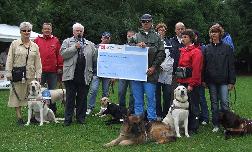 Photo: La photo de groupe lors de la remise de chque.