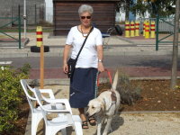 Foto: Christiane Ney mit ihrem Fhrhund Vodka.