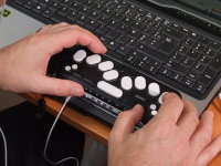 Foto: In der Ausstellung: ein elektronisches Notizbuch mit Braille Tastatur.