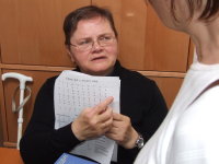Foto: In der Ausstellung: eine Frau erklrt das Braille Alphabet.