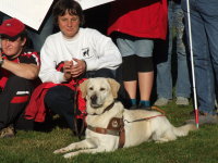 Photo: Josiane Rommes et chien guide Urak sont contents du don