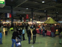 Foto: Eine Halle voller bunter Attraktionen.