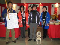 Photo: Josiane Rommes et chien guide Urak visitent le stand japonais