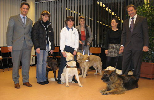 Photo de groupe avec les chiens guides d'aveugles