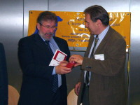 Foto: Roland Welter schenkt dem Gesundheitsminister Mars Di Bartolomeo eine Kerze unseres Vereins