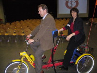 Foto: Roland Welter und Chantal Haas probieren ein Tandem mit frei Rdern aus.