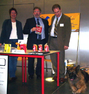 Photo: Denise Bradtke, le ministre de la sant Mars Di Bartolomeo, Roland Welter et la chienne guide Orfee.