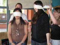 Photo: Mit Augenbinden wurde Blindheit simuliert.