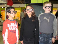 Photo: Les enfants essaient les lunettes simulant un handicap visuel.