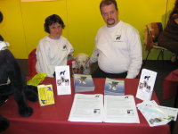 Foto: Josiane, Fhrhund Urak und Matthias betreuen den Stand