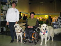 Foto: Treffen von Kollegen - Fhrhund Urak mit Josiane und Rahna Assistenzhund Ventis mit Maria