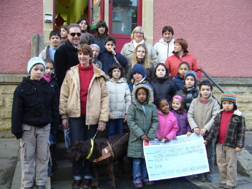 Photo: La photo de groupe lors de la remise de chque.