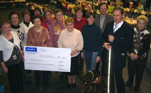 Photo: La photo de groupe lors de la remise de chque.