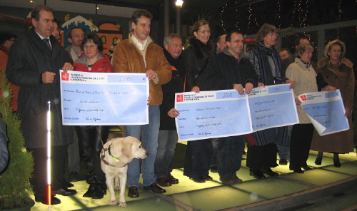 Foto: Gruppenbild bei der Scheckbergabe.