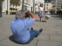 Foto: Der Fotograf sitzt auf dem Fussboden, um eine gute Aufnahme zu bekommen.