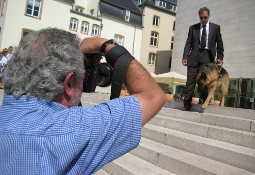 Photo: Le photographe Graeme Ackroyd lors de son travail.