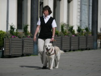 Photo: Josiane Rommes avec le chien guide Urak.