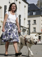 Photo: Jacquie Thill avec la chienne guide Tornade.