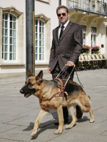 Photo: Roland Welter avec la chienne guide Clochette.