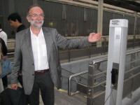 Foto: Herr Biver, Bahnhofsvorsteher von Luxemburg, erklrt die Funktion des Telefons.
