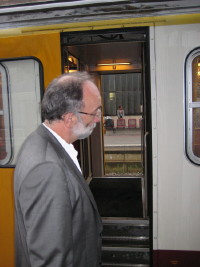 Foto: Herr Biver berzeugt sich davon, dass bei alten Zgen die Tren auf beiden Seiten des Bahnsteigs geffnet werden knnen.