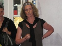 Photo: L'instructrice en locomotion Mariette Peters explique la fonction de la ligne de guidage.