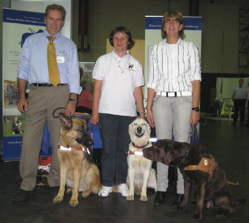 Foto: Roland Welter, Josiane Rommes und Rene Mischel mit ihren Blindenfhrhunden vor dem Stand.