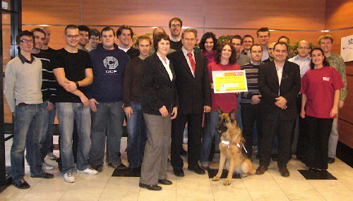 Photo de groupe lors de la remise de chque.