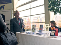 Photo: Madame la Ministre en conversation avec un de nos membres.