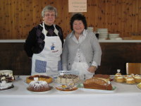 Foto: Zwei Damen am Kuchenbuffet