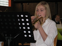 Photo: Une joueuse de trompette des 'Bli-Bla-Blosbliser'
