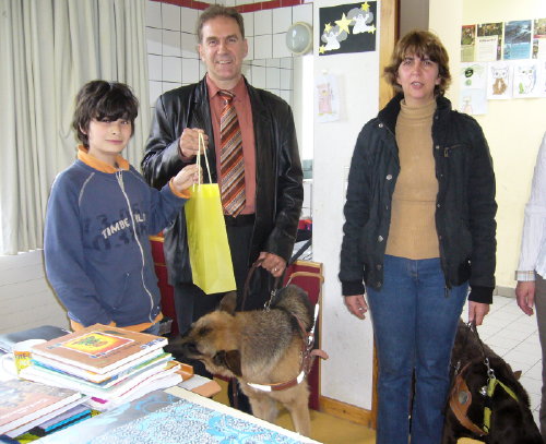 Photo: Un enfant remet la recette  notre prsident.