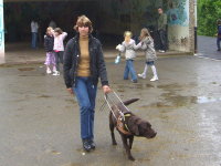 Photo: Rene Mischel et chien guide Toy prsentent le travail du chien guide d'aveugle.