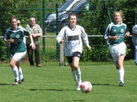 Foto: Drei Spielerinnen laufen im Mittelfeld ein.