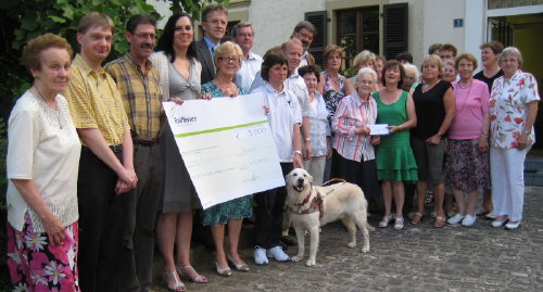 Foto: Gruppenbild bei der Scheckberreichung