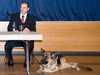 Photo: Roland Welter avec la chienne guide Clochette