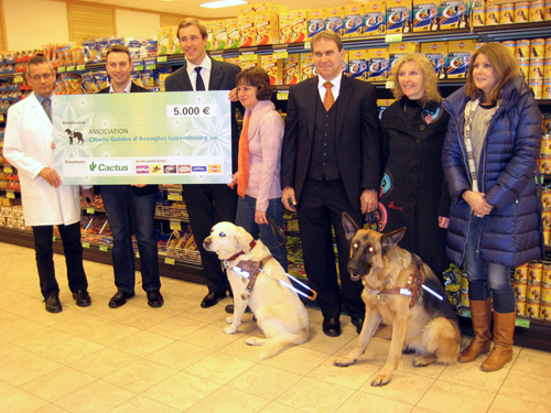 Photo de groupe lors de la remise de chque.