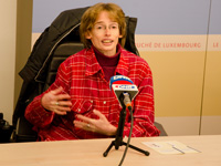 Photo: Anne-Marie Ternes de Rahna explique que les chiens d'assistance suivent une formation spcifique.